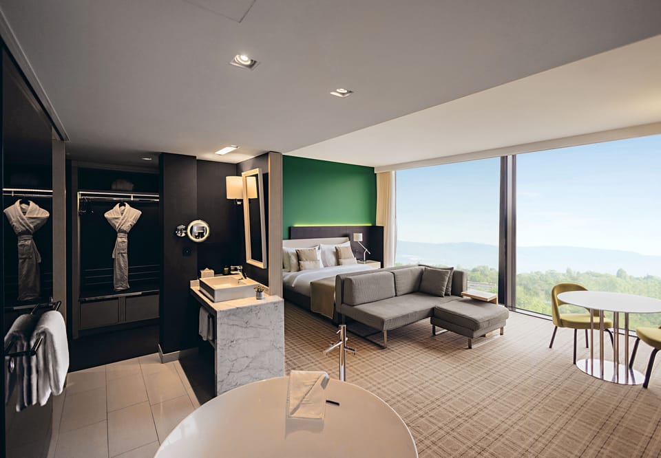 Suite, 1 King Bed, Club Lounge Access (Top Floor) | Premium bedding, minibar, in-room safe, desk