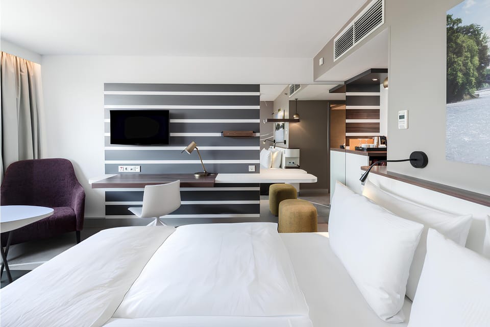 Premium Room, 1 Queen Bed, City View | Hypo-allergenic bedding, pillowtop beds, in-room safe, desk