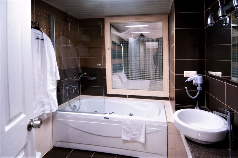Club Suite | Bathroom | Free toiletries, hair dryer, slippers, bidet