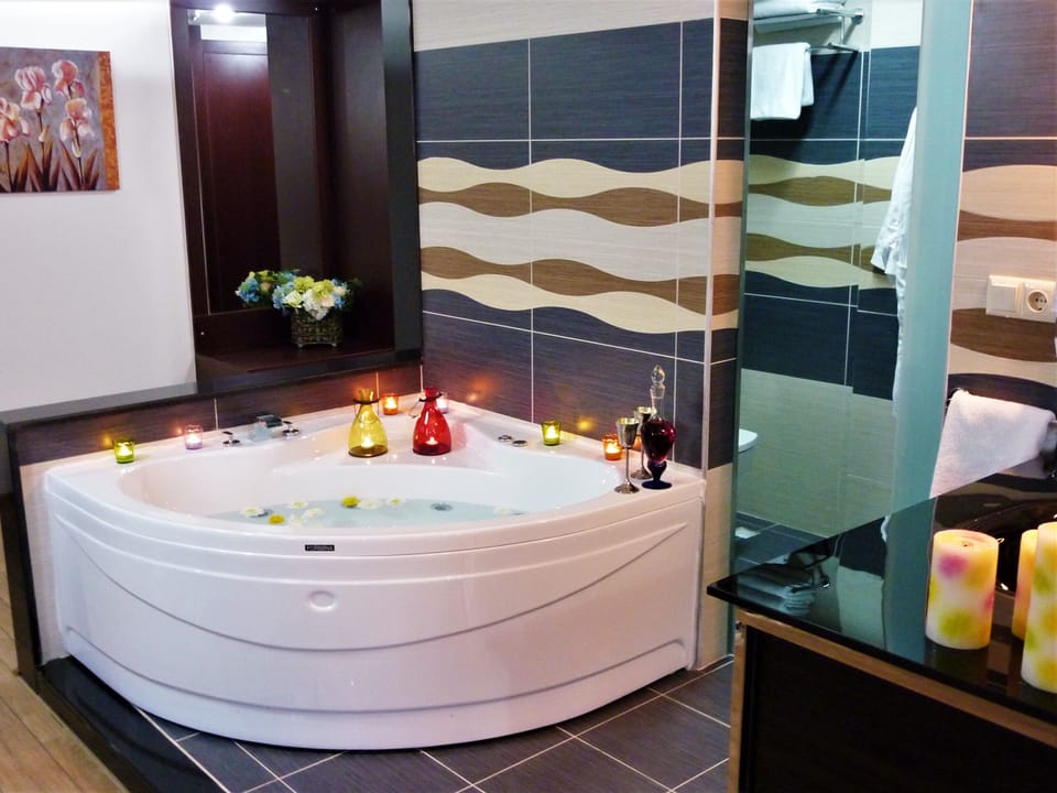 Deluxe Suite | Bathroom | Free toiletries, hair dryer, slippers, bidet