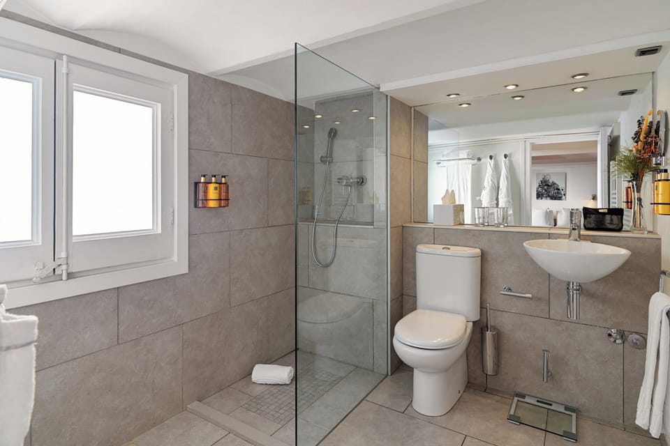 Suite 2 Bedrooms | Bathroom | Shower, eco-friendly toiletries, hair dryer, bathrobes