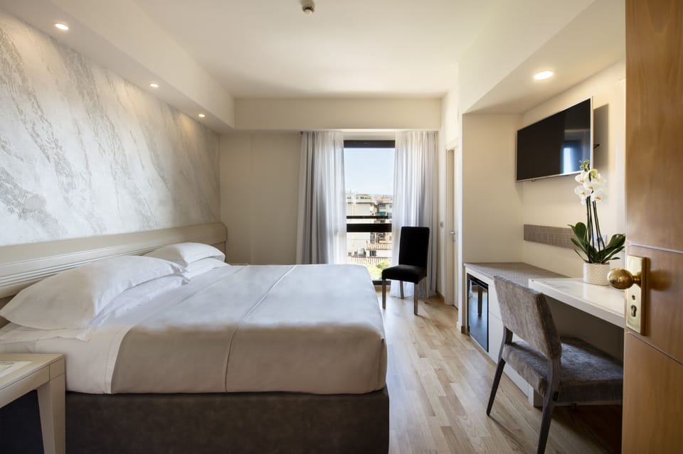 1 bedroom, Egyptian cotton sheets, premium bedding, down comforters