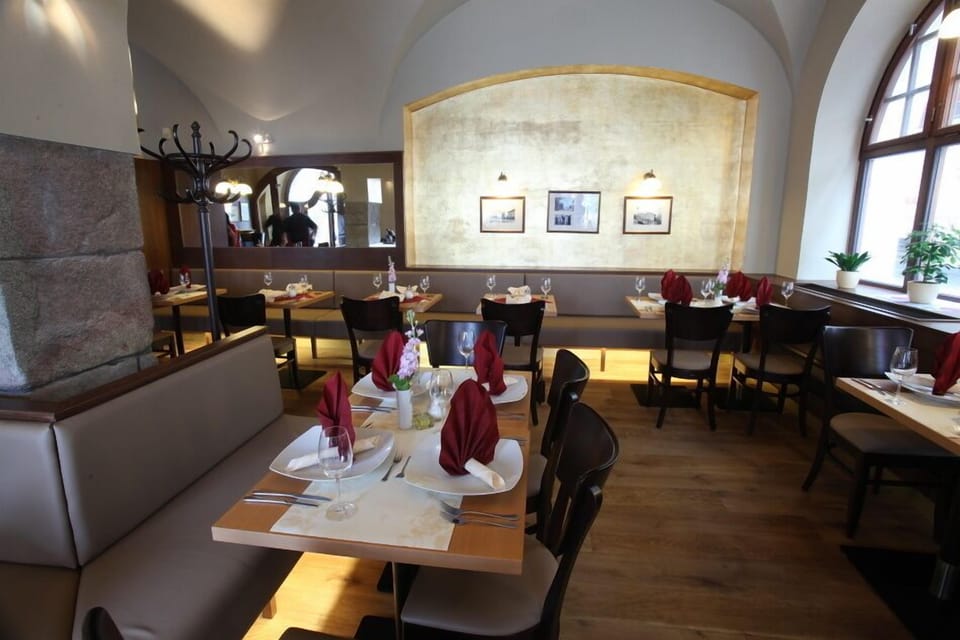 2 restaurants; lunch and dinner served