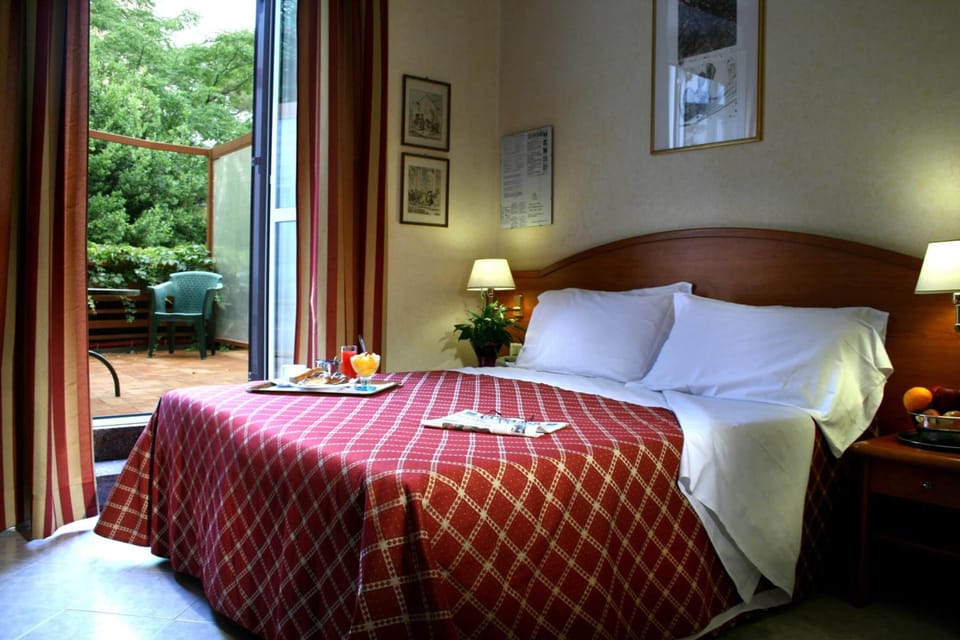 Premium bedding, in-room safe, desk, blackout drapes
