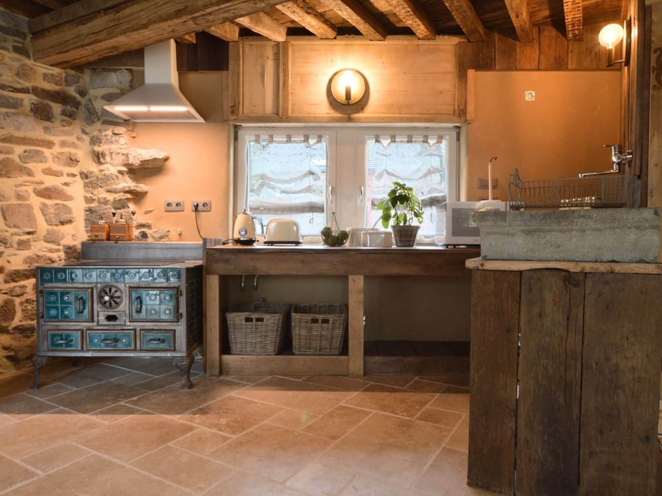 Cottage | Private kitchen | Microwave