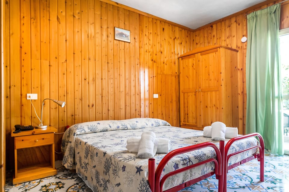 Minibar, in-room safe, WiFi (surcharge), bed sheets
