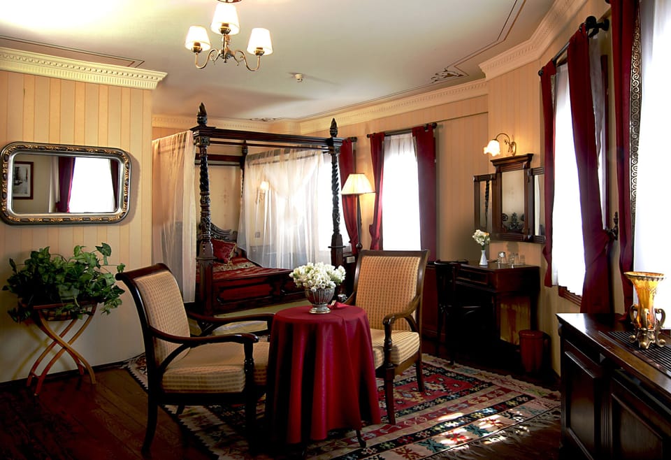 Dersaadet Corner Suite | Premium bedding, in-room safe, desk, blackout drapes