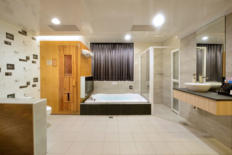 Deluxe Room, 1 Double Bed | Bathroom | Separate tub and shower, jetted tub, rainfall showerhead