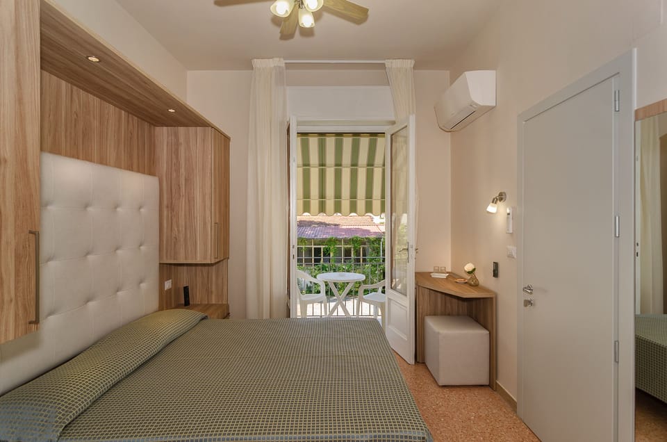 Single Room | 1 bedroom, minibar, in-room safe, desk