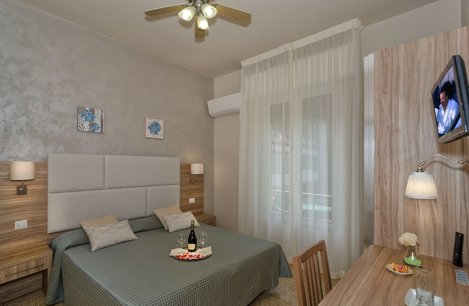 Double Room | 1 bedroom, minibar, in-room safe, desk