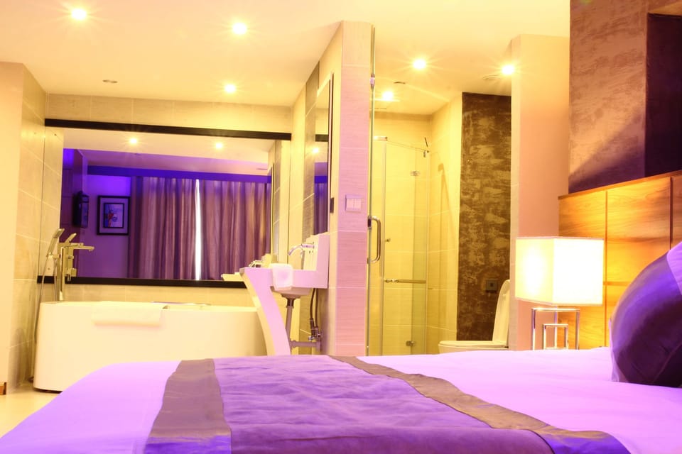 Executive Room | Minibar, in-room safe, desk, soundproofing