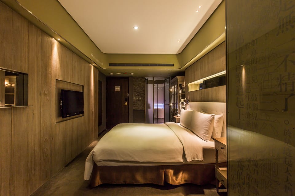 Elite Room | Premium bedding, in-room safe, desk, iron/ironing board