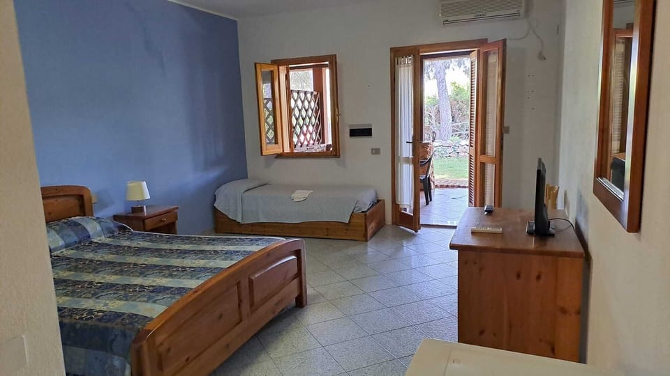 Superior Double Room, Private Bathroom | Minibar, desk, laptop workspace, bed sheets