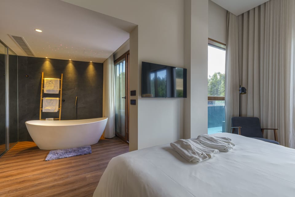 Premium Suite, 1 King Bed, Balcony | Bathroom | Free toiletries, hair dryer, bathrobes, bidet