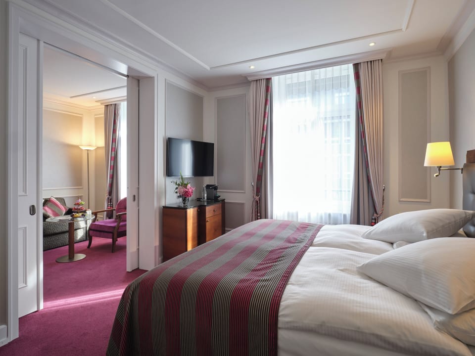 Junior Suite, 1 King Bed with Sofa bed | Premium bedding, free minibar items, in-room safe, desk