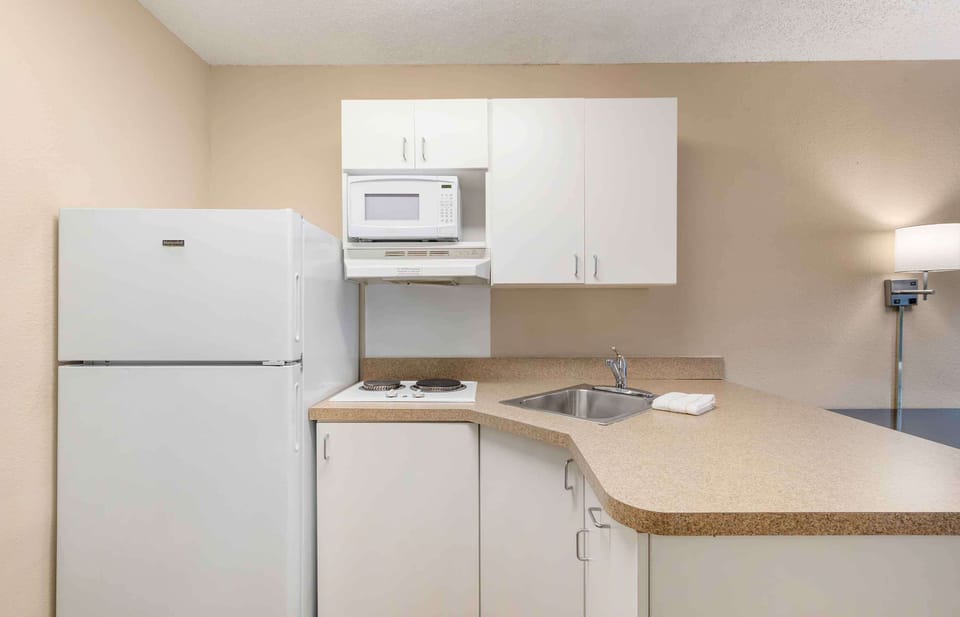 Studio, 1 King Bed, Non Smoking | In-room safe, desk, iron/ironing board, free WiFi