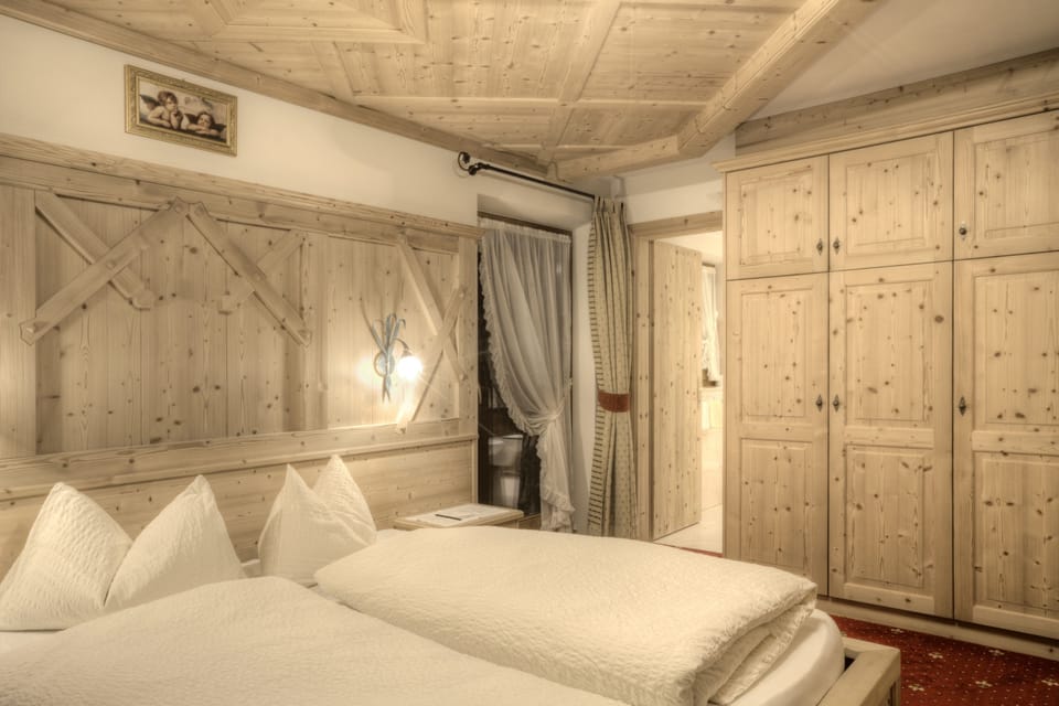 Suite | In-room safe, desk, cribs/infant beds, rollaway beds