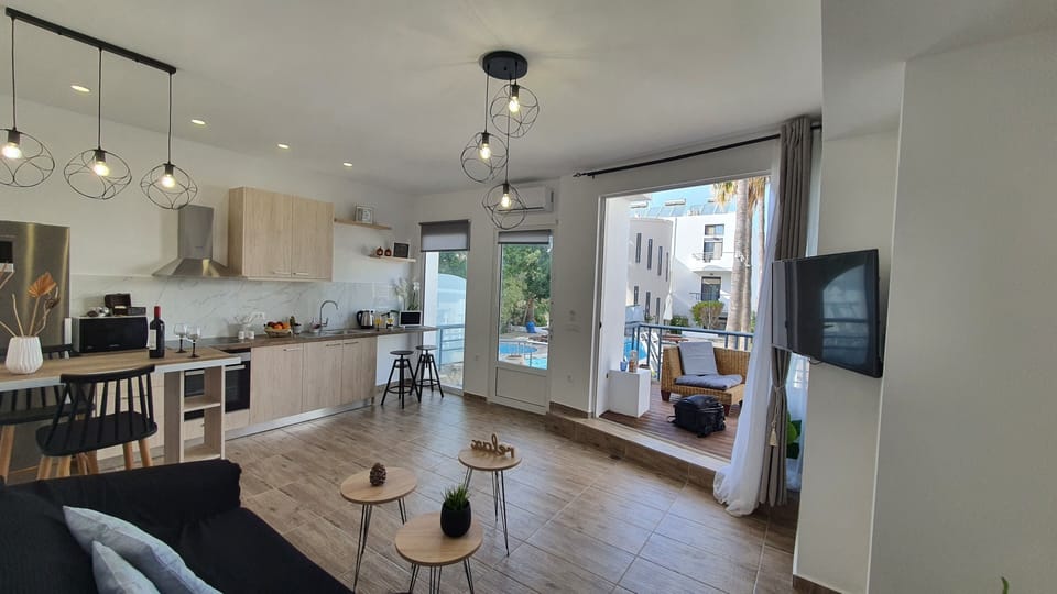 Dream Suite | Living area | 32-inch LCD TV with cable channels, TV