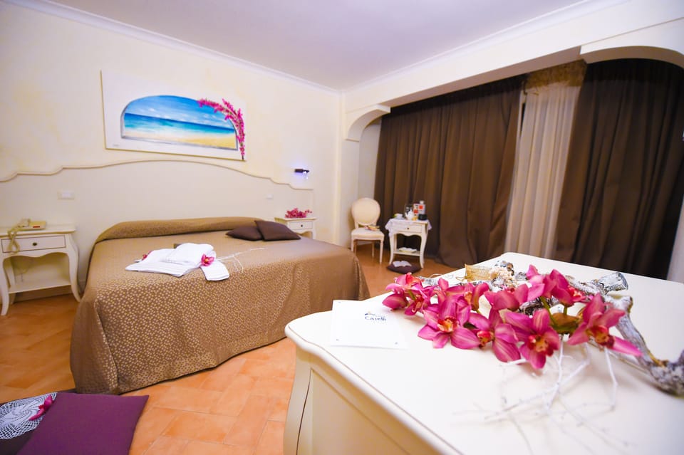 Standard Room | Minibar, in-room safe, desk, blackout drapes