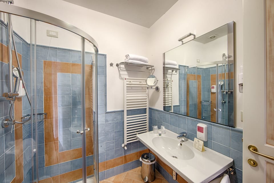 Deluxe Double or Twin Room, Jetted Tub | Bathroom | Shower, free toiletries, hair dryer, bidet