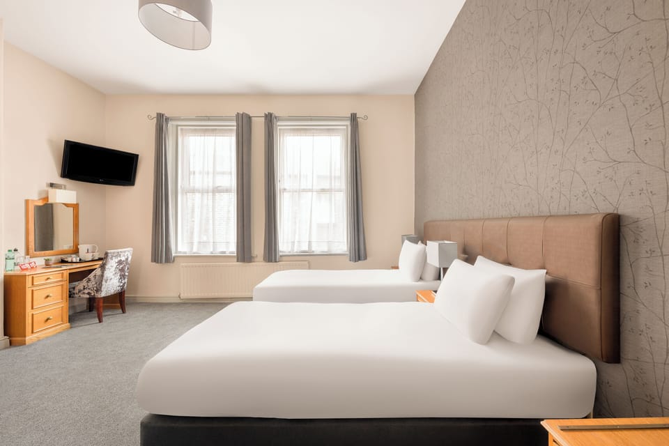 Superior Twin Room | Desk, iron/ironing board, free WiFi, bed sheets