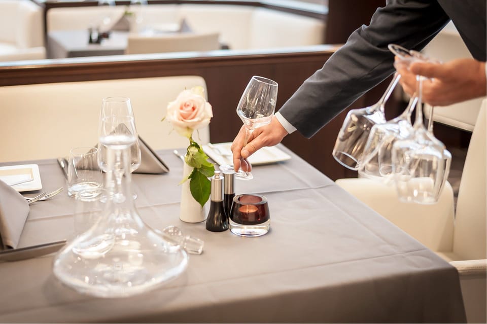 2 restaurants; lunch and dinner served