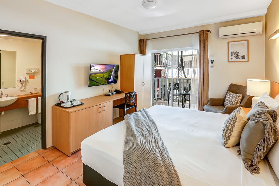 Standard Double or Twin Room | In-room safe, individually furnished, desk, blackout drapes