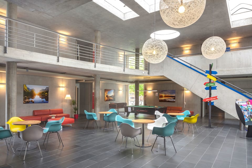 Lobby lounge