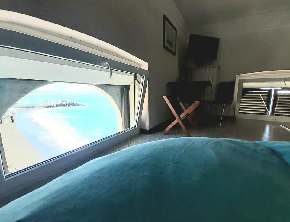 Single Room | Minibar, desk, WiFi (free), individually furnished