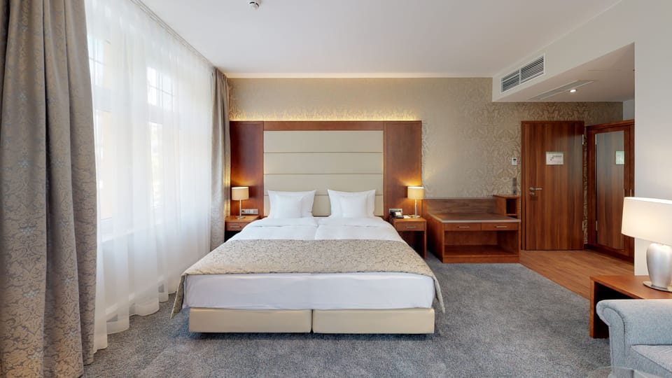 Hypo-allergenic bedding, down comforters, minibar, in-room safe