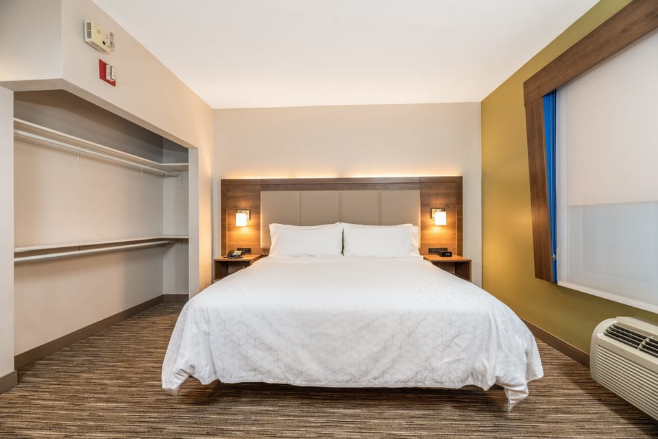 Standard Room, 1 King Bed, Accessible Bathtub (Accessible Tub) | In-room safe, desk, laptop workspace, soundproofing