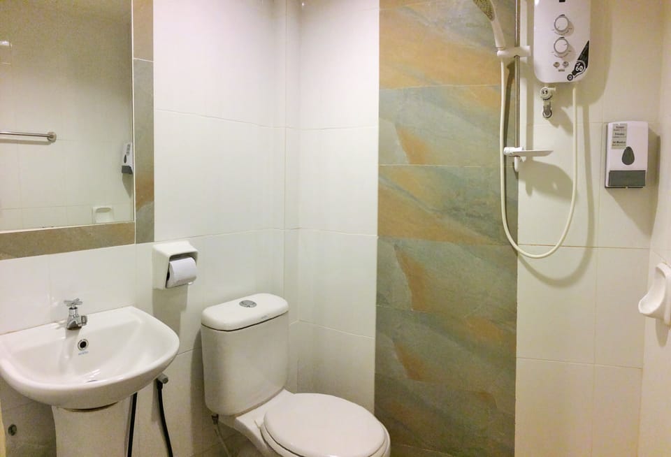 Family 5 with window | Bathroom | Shower, hair dryer, slippers, bidet