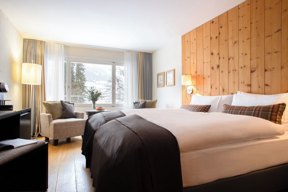 Lodge Room | Hypo-allergenic bedding, free minibar, in-room safe, desk