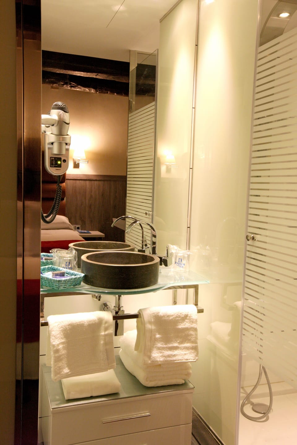 Shower, rainfall showerhead, free toiletries, hair dryer