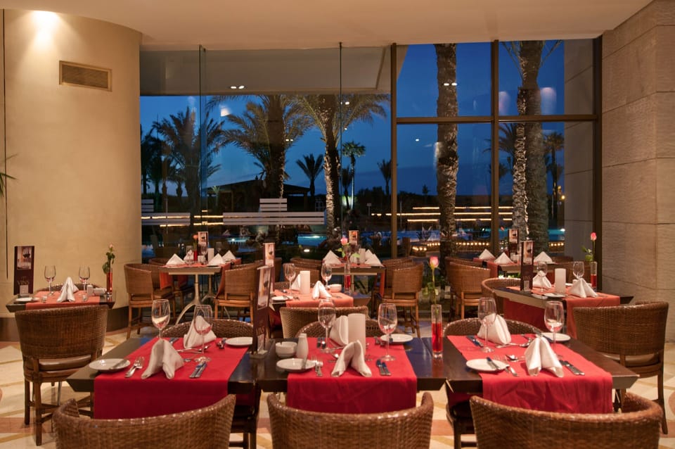 4 restaurants; breakfast, lunch, dinner, and brunch served