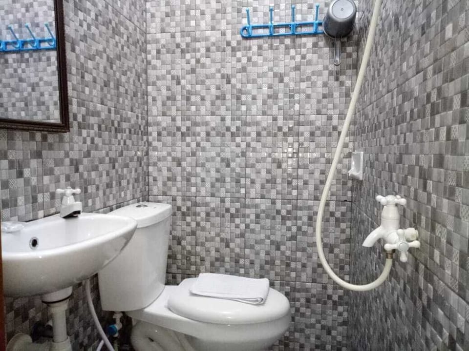 Standard Single Room | Bathroom | Shower, free toiletries, bidet, towels