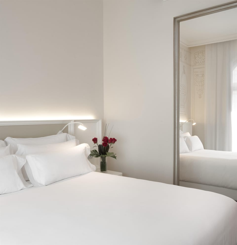 Superior Room | Minibar, in-room safe, desk, blackout drapes