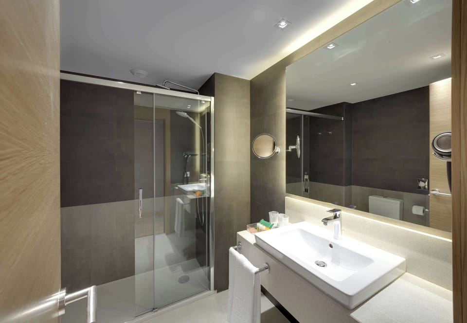 Combined shower/tub, rainfall showerhead, eco-friendly toiletries