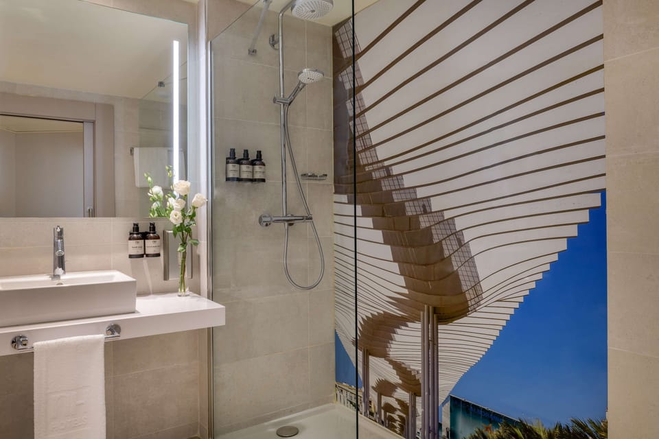 Combined shower/tub, deep soaking tub, rainfall showerhead