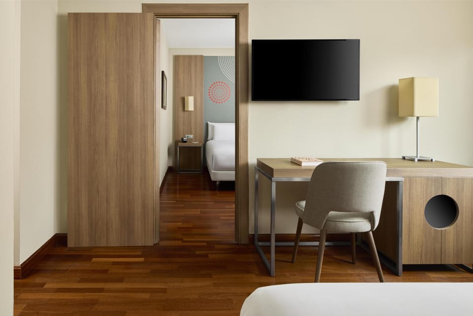 Down comforters, in-room safe, desk, blackout drapes