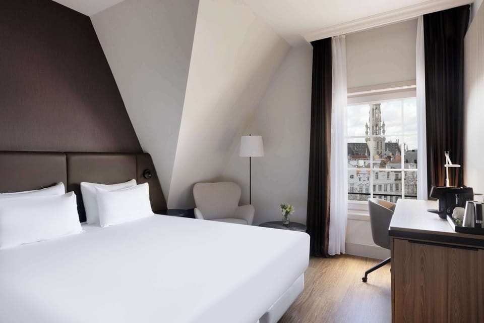 Standard Room (View) | Minibar, in-room safe, desk, free cribs/infant beds