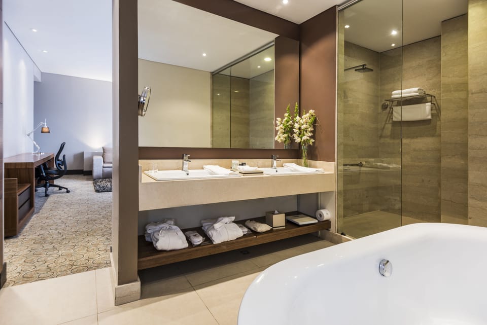 Deluxe Suite, 1 King Bed | Premium bedding, minibar, in-room safe, individually furnished
