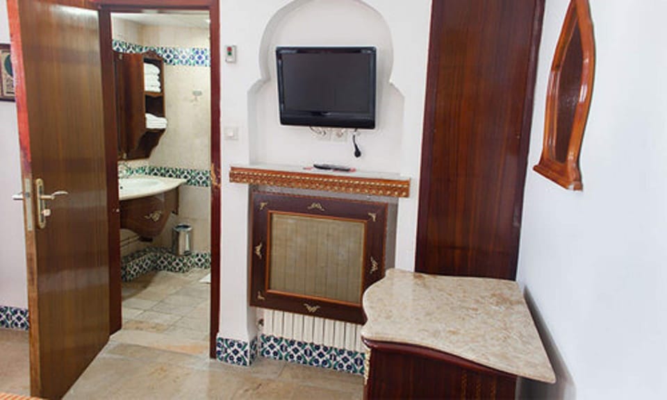 Standard Single Room | Bathroom | Bathtub, free toiletries, hair dryer, bathrobes