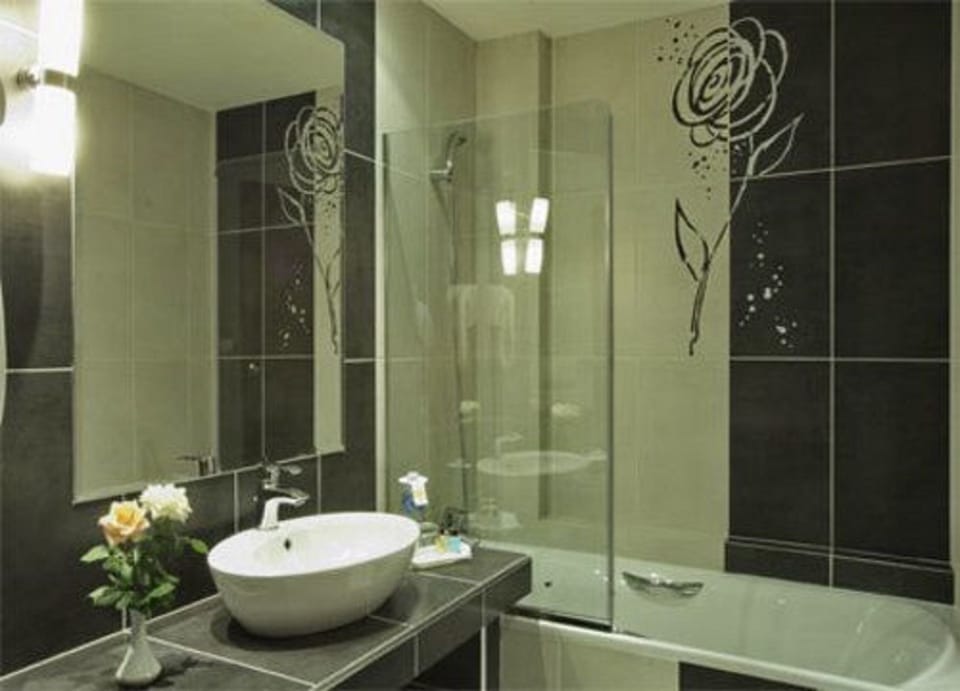 Combined shower/tub, deep soaking tub, hair dryer, towels