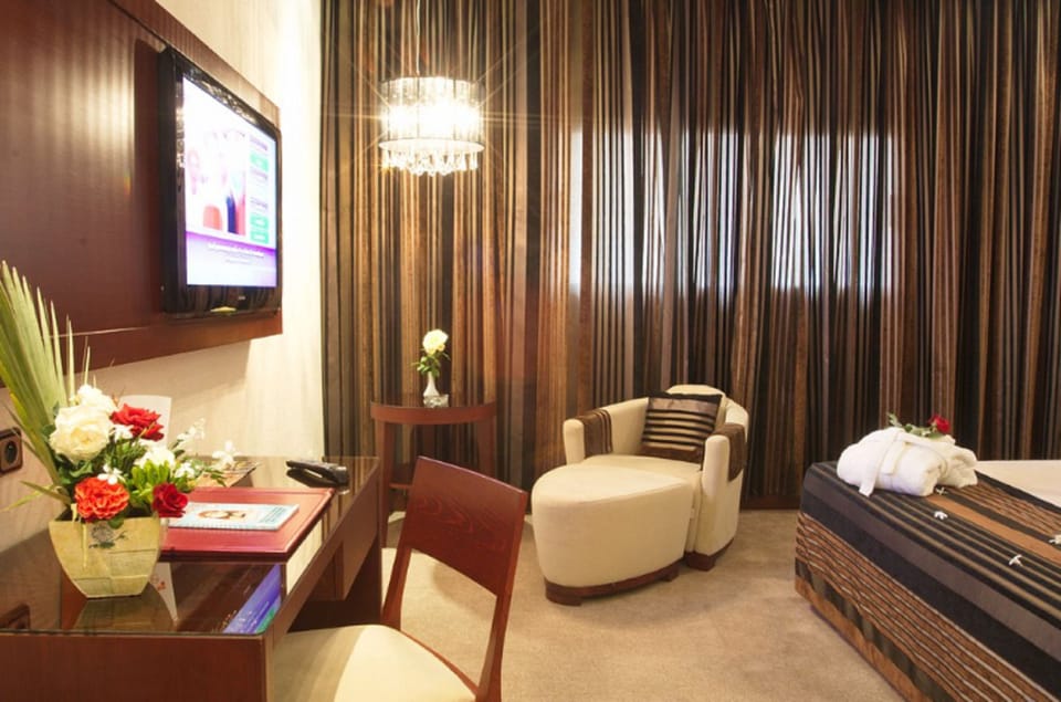 Senior Suite | Minibar, desk, WiFi (free), individually decorated