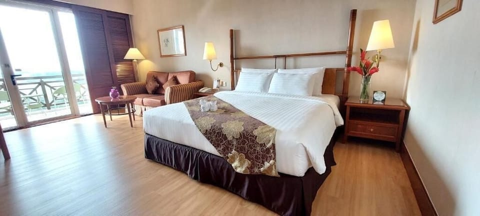 Premier Room | Minibar, in-room safe, desk, soundproofing