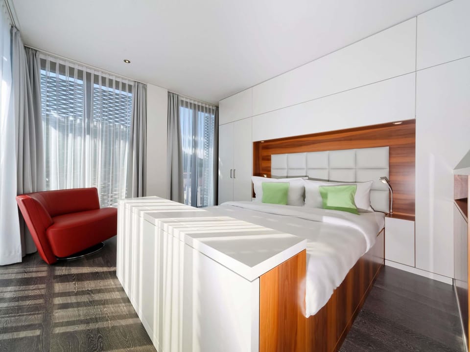 Hypo-allergenic bedding, in-room safe, desk, soundproofing