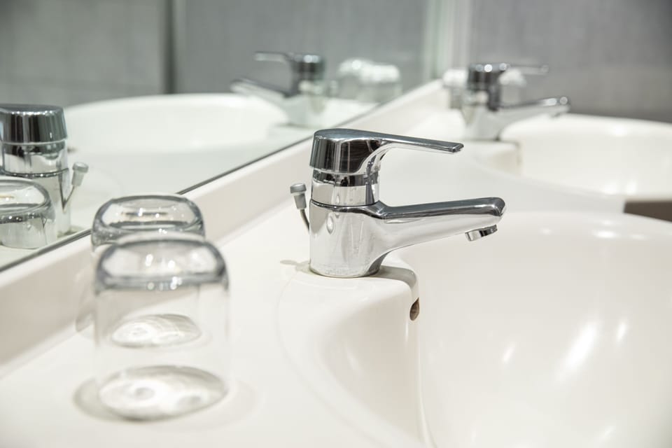 Family Room | Bathroom | Shower, free toiletries, hair dryer, towels