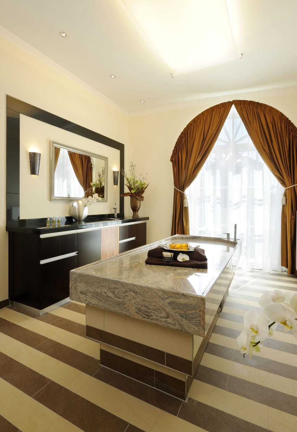 Couples treatment rooms, sauna, hot tub, steam room, body treatments
