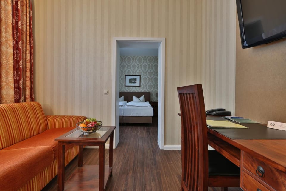 Desk, soundproofing, free WiFi, bed sheets